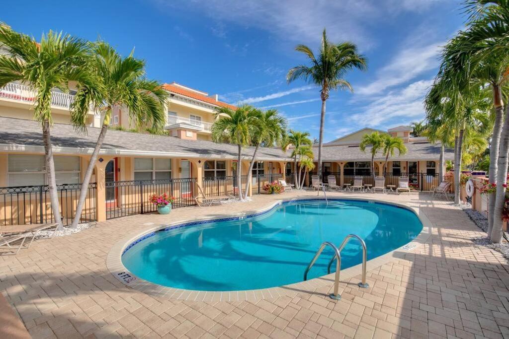 Walk To The Beach And Restaurants! - Coconut Villa'S Suite 2 St. Pete Beach Eksteriør bilde