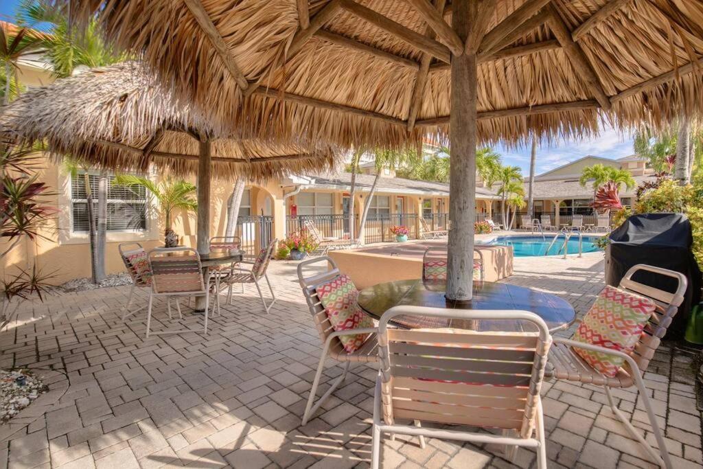 Walk To The Beach And Restaurants! - Coconut Villa'S Suite 2 St. Pete Beach Eksteriør bilde